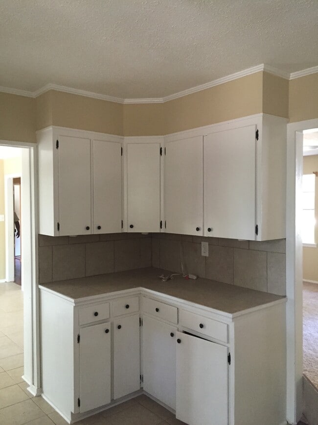 Building Photo - 3328 Oakview Dr