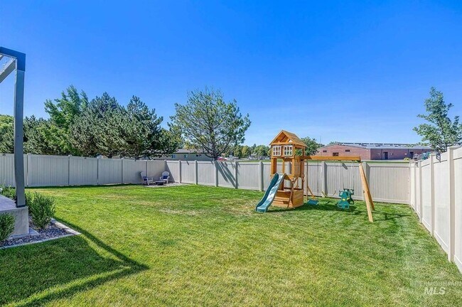 Building Photo - Large 5 Bedroom 3 Bath Home in Meridian _ Dog Friendly!