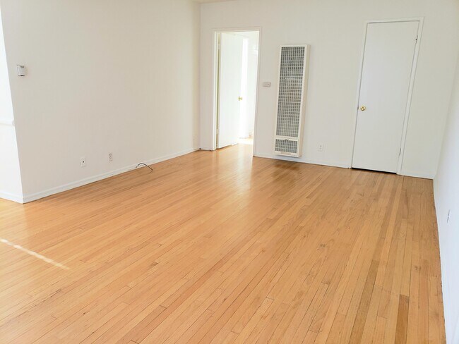 Building Photo - 913 6th St