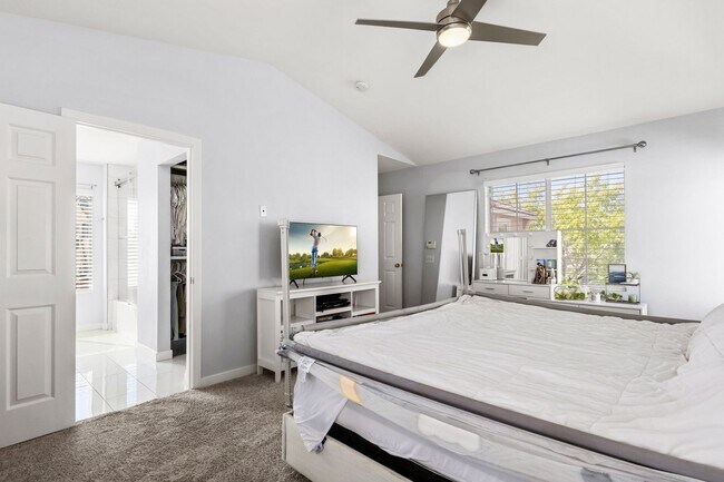 Building Photo - Beautifully Updated 3 Bedroom Southeast Ve...