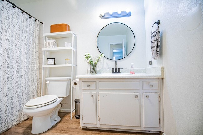 Building Photo - Spacious 3 Bedroom home with Solar Panels