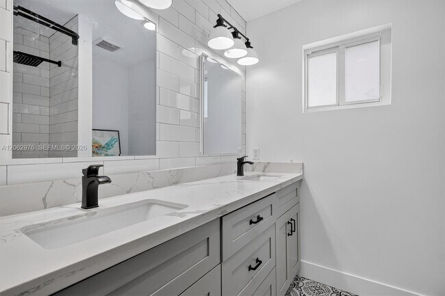 Building Photo - 16840 SW 87th Ave