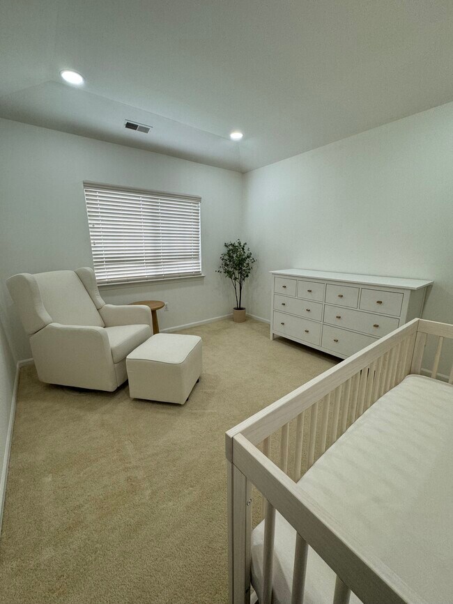 Building Photo - 5259 Twin Oaks Dr