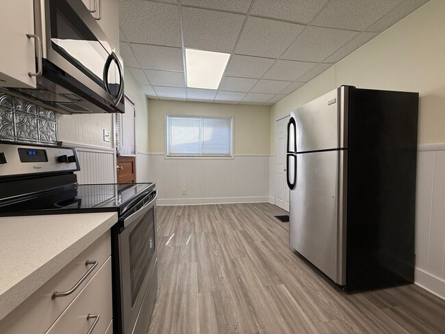 Building Photo - Updated 3BR house with fenced yard!