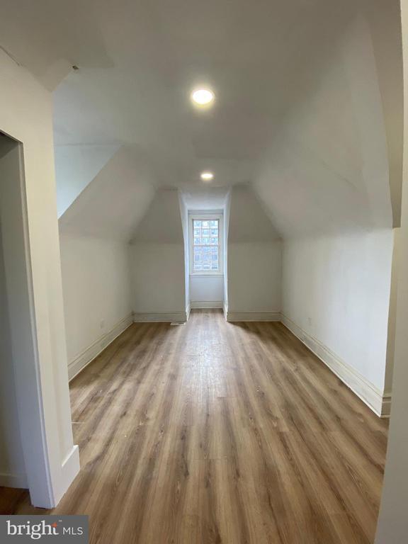 Building Photo - 260 W Johnson St