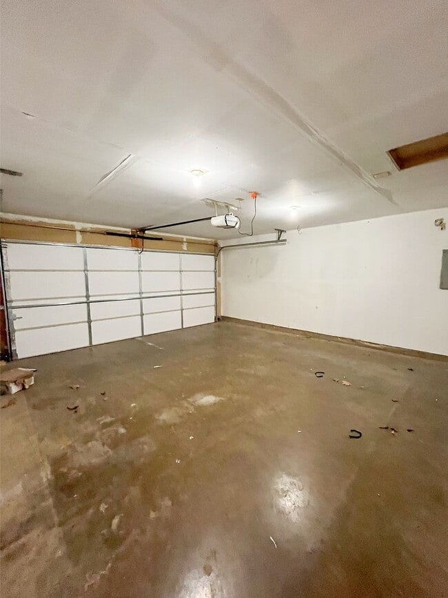 Building Photo - Large 2 Bedroom Condo