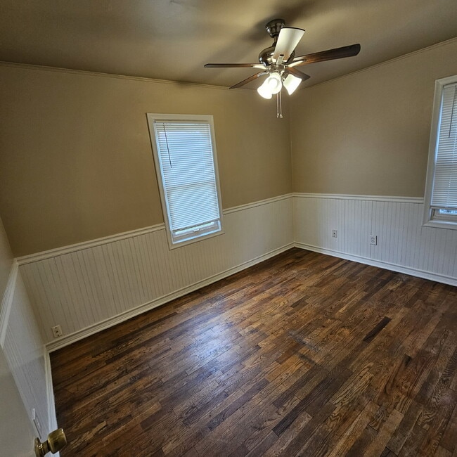 Building Photo - Nice 2 Bedroom Ranch w/ Great Room, Semi F...