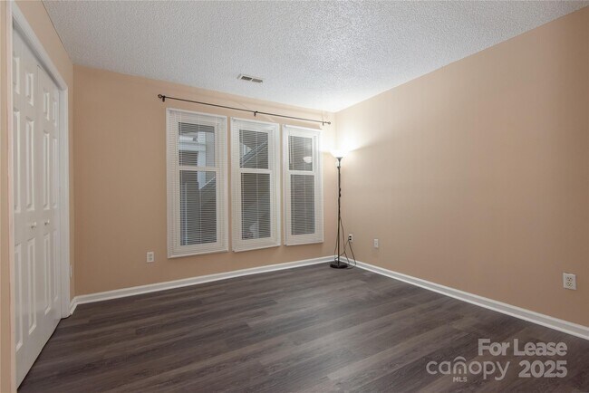 Building Photo - 9205 Ravenwing Dr