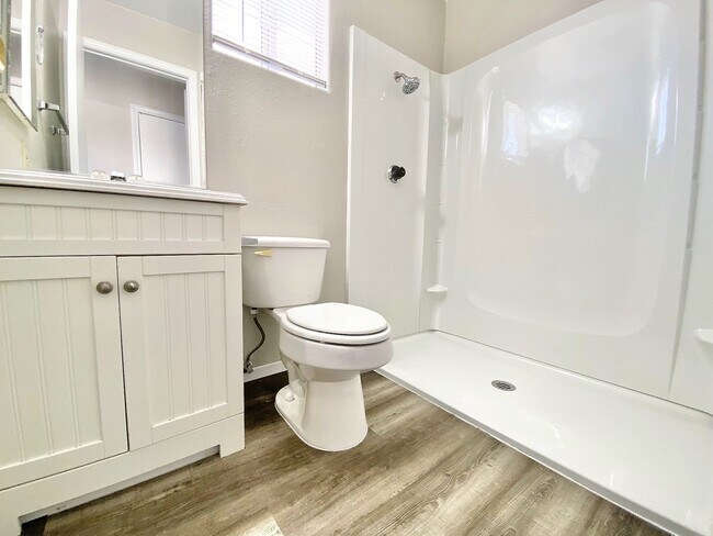 Building Photo - STUNNING 2 BEDROOM, 2 BATH CONDO LOCATED I...