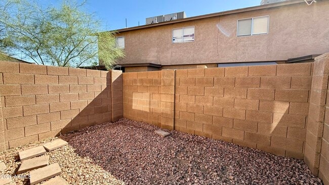 Building Photo - 1418 E Knoll Cir