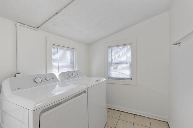 Building Photo - Don't Miss Out On This Amazing 3 bed 1 1/2...