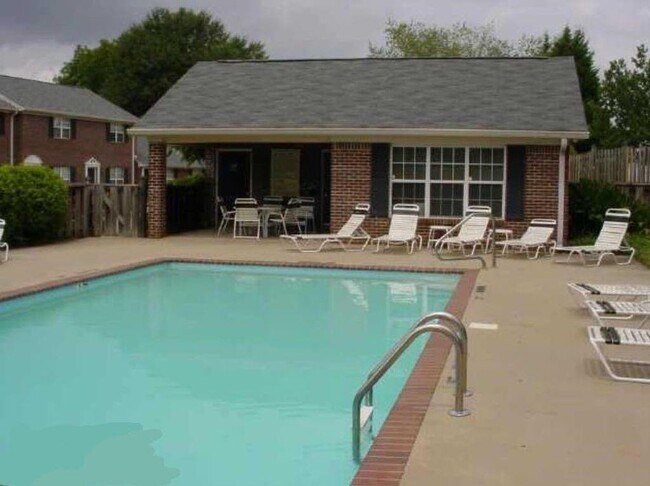 Building Photo - 2828 Florence Dr