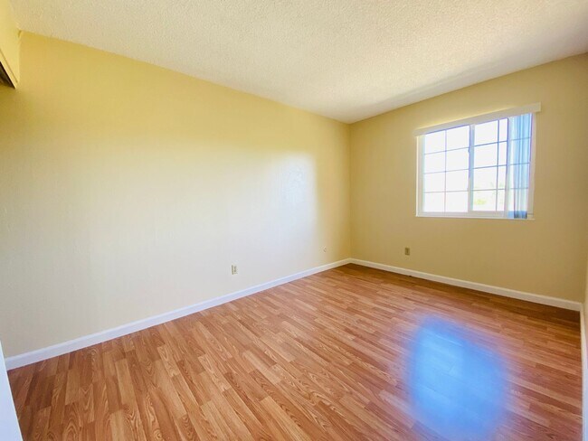 Building Photo - Condo Overlooking the American River!