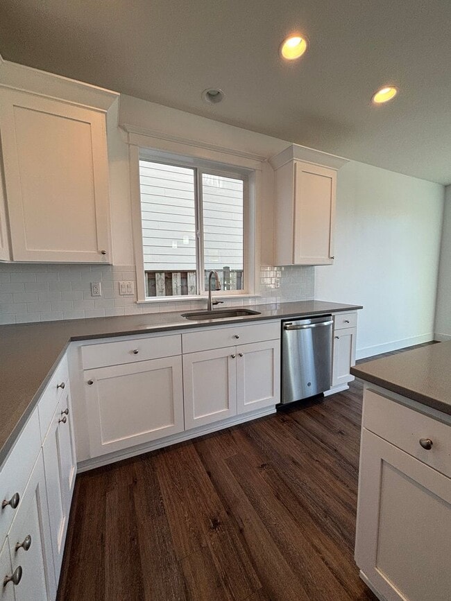 Building Photo - 2 Story Home in the Desirable Columbia Estates Development