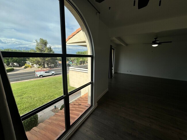 Building Photo - Recently updated condo with gym, pool, and...