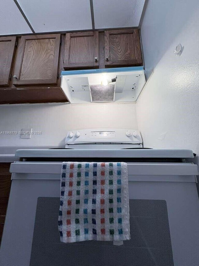 Building Photo - 3690 Inverrary Dr