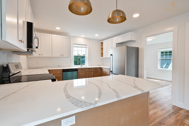 Building Photo - Beautifully Updated Two Bedroom Townhouse!