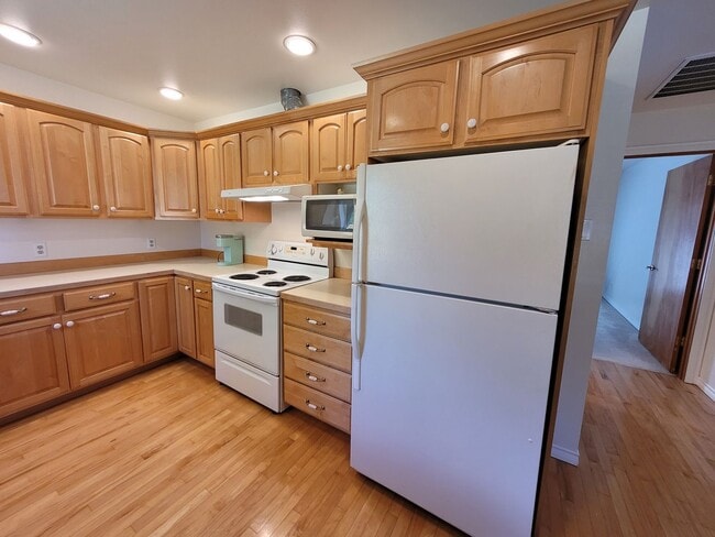 Building Photo - Fully Furnished Cottage 1 Bedroom - Marine Dr