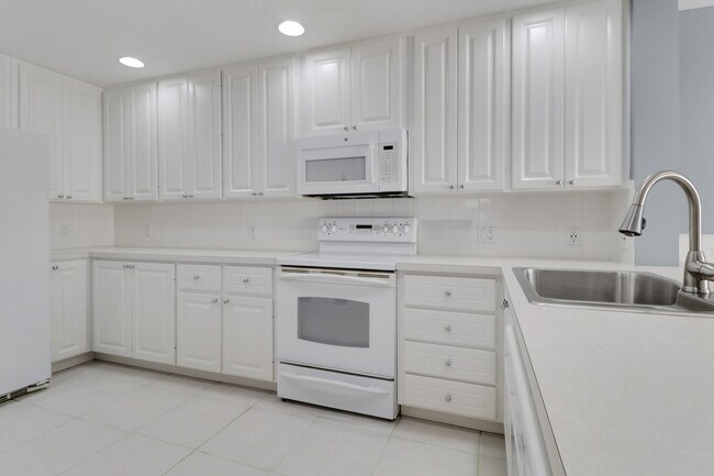 Building Photo - 28721 Alessandria Cir