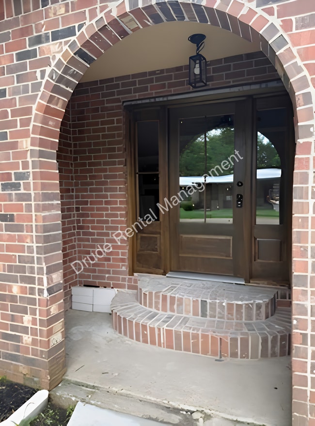 Building Photo - Remodel and Charming Home