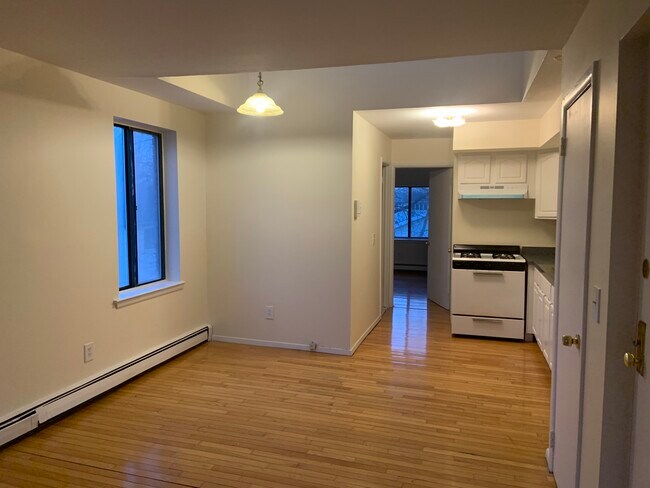 eat in area Kitchen - 70 Mark St