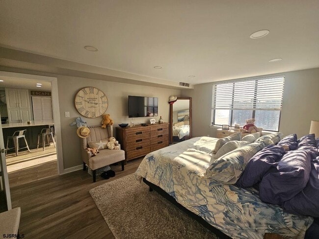 Building Photo - 100 S Berkley Square