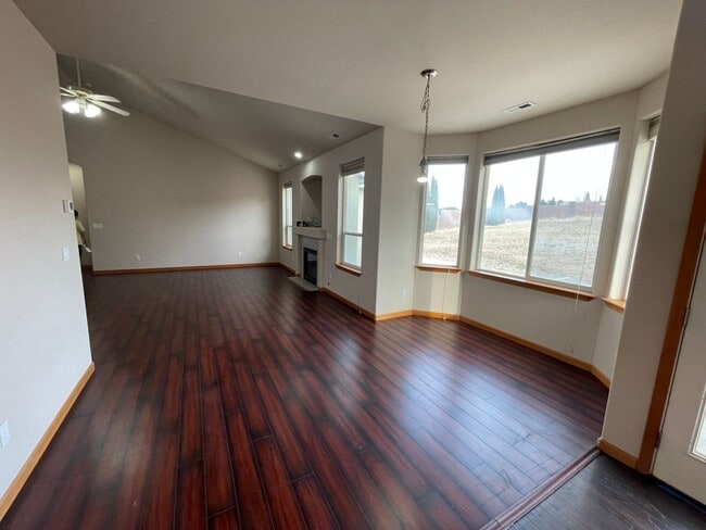 Building Photo - Amazing family home in the perfect location!