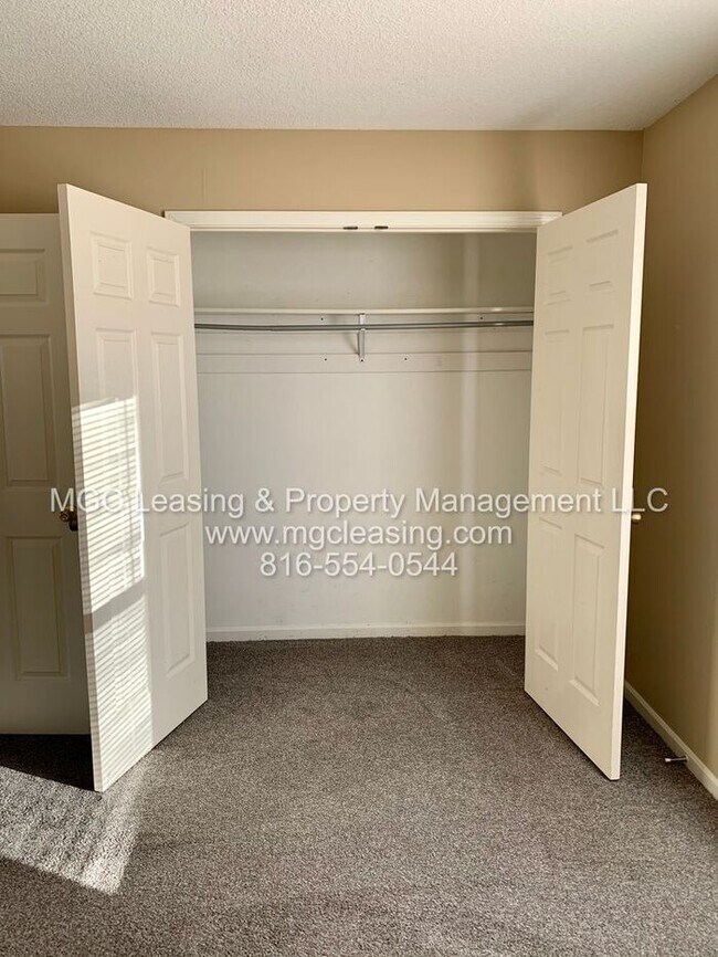 Building Photo - Spacious 2-story Duplex with 1-Car Garage in Lee's Summit!