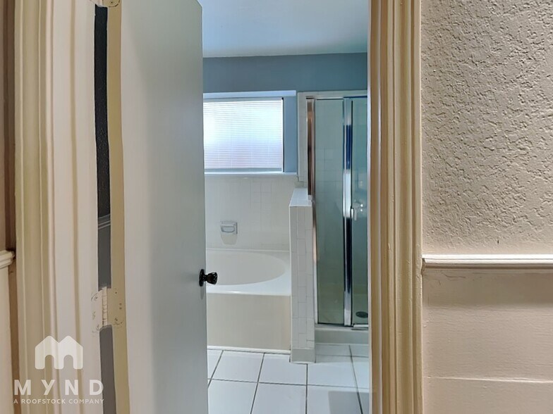 Building Photo - 837 Collins Blvd