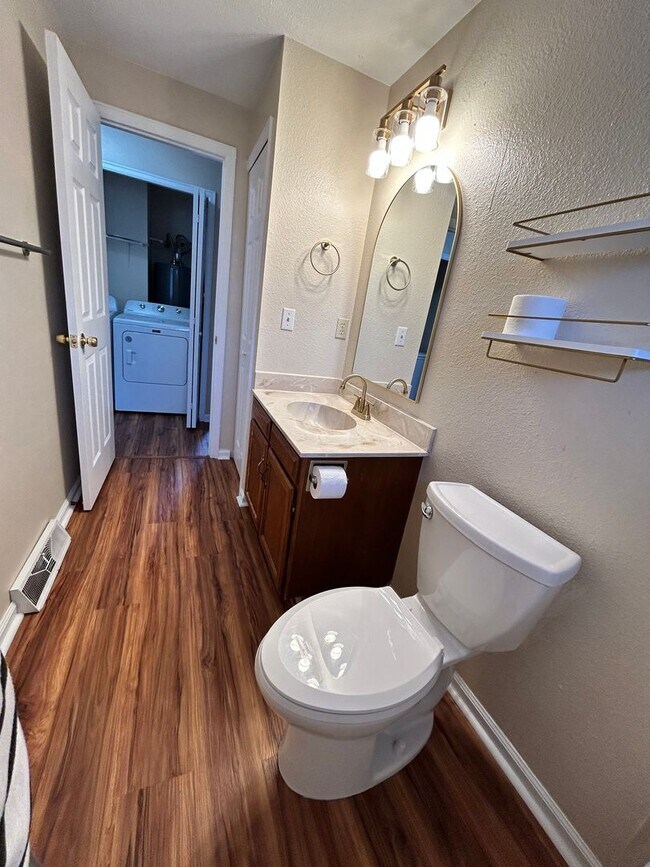 Building Photo - Recently Remodeled 2Bd/2Ba with Attached Garage in Longmont Duplex