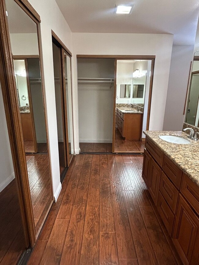 Building Photo - Spacious 2-bedroom with bonus room townhom...