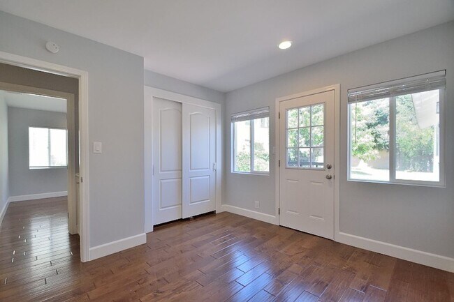 Building Photo - 3 Bedroom 2 bath Home, 2 Car garage, Air Conditioned