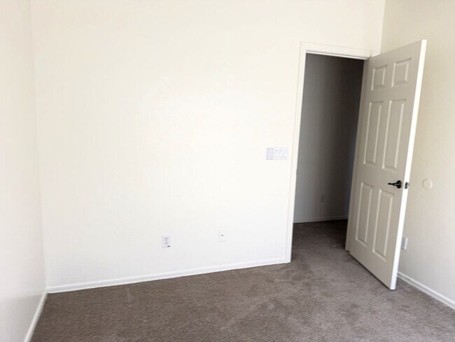 Building Photo - 4 BEDROOM HOME IN LITCHFIELD MANOR WITH 3 ...