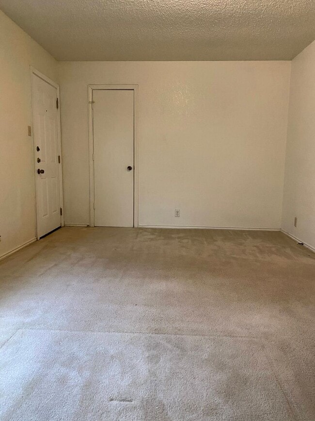 Building Photo - Half Duplex ready for immediate move-in!