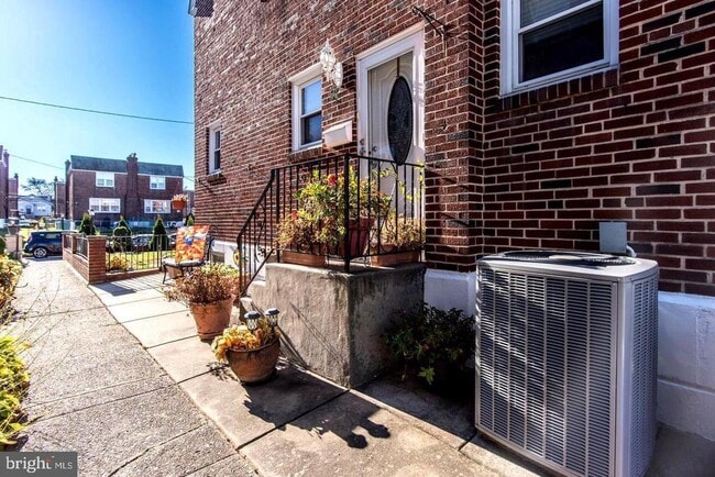 Building Photo - 1223 Wellington St