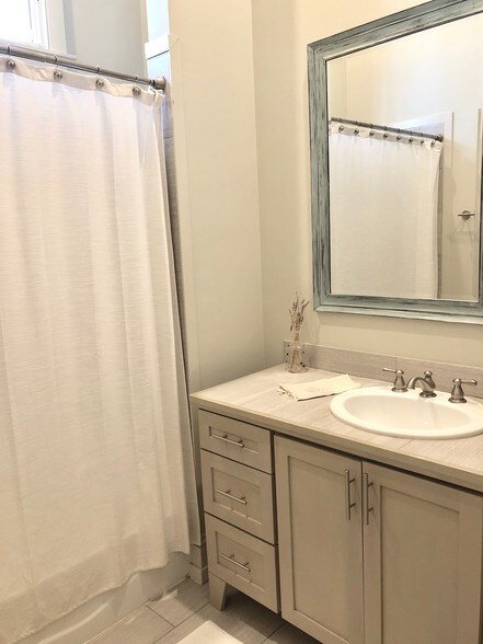 Building Photo - 1305 Peniston St