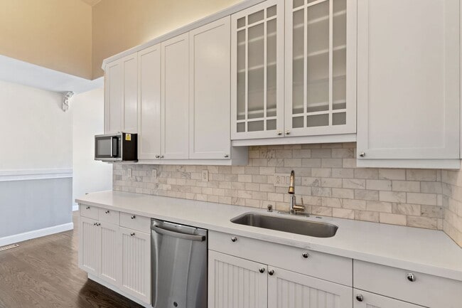 Building Photo - 2 Bed, 2 Bath Victorian Style Condo with M...