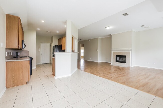 Building Photo - 2011 Pinecreek Pass Ln