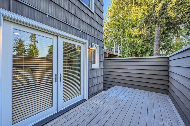 Building Photo - Introducing a spacious 4 bedroom, 2.5 bath...