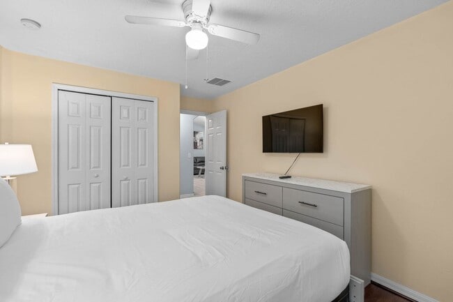 Building Photo - Large Beautiful Legacy Park Villa: 5BR, Pool & Near Disney