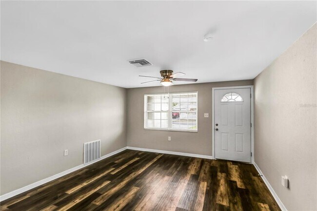 Building Photo - 1415 Classic Dr