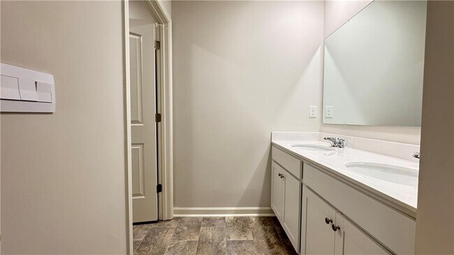 Building Photo - 569 King Vlg