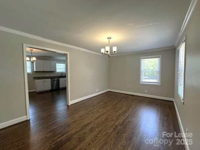 Building Photo - 2401 Roslyn Ave