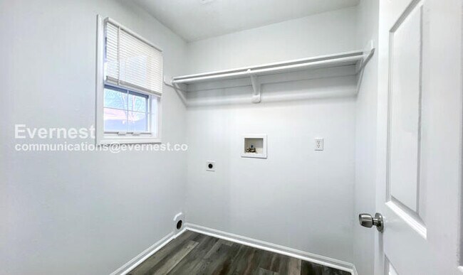 Building Photo - 1403 Rolling Dr