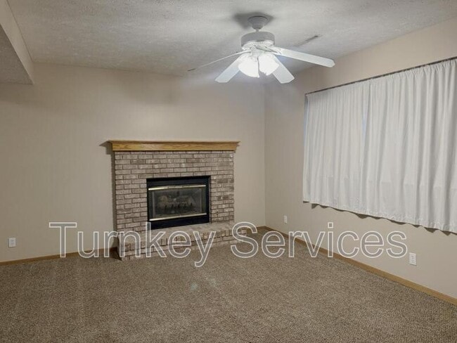 Building Photo - 2107 Queen Dr