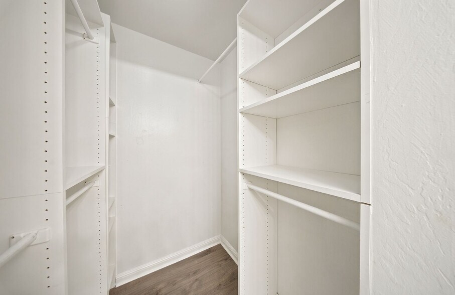 Building Photo - 1005 Mohr Ln