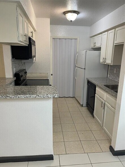 Building Photo - 9700 Leawood Blvd