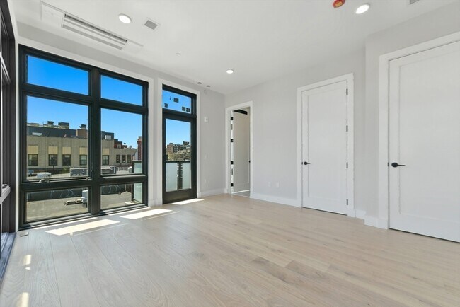 Building Photo - 14 Green St