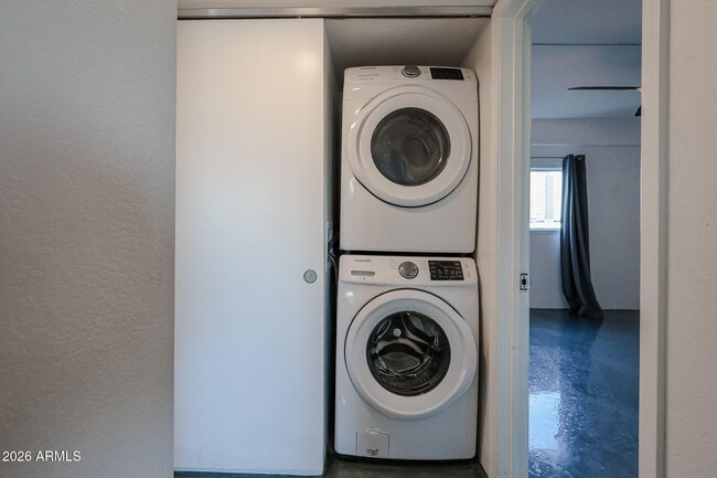 Building Photo - 353 E Thomas Rd