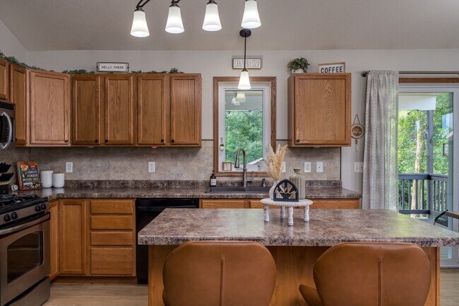 Building Photo - Stunning rambler on Tanager Road!